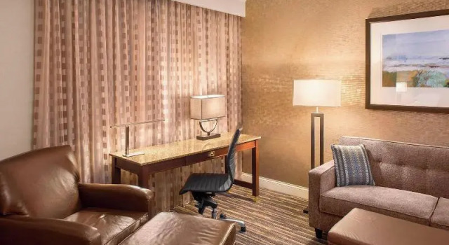 Люкс с видом на реку Sheraton Suites Akron Cuyahoga Falls