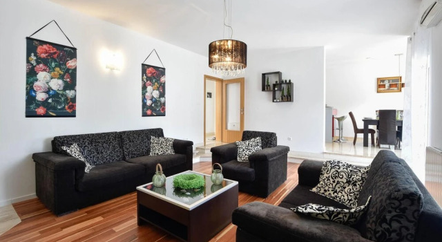 Awesome Home in Solin With 4 Bedrooms, Wifi and Outdoor Swimming Pool, Book Hotel Hoteller i Solin med parkering, Parkering
