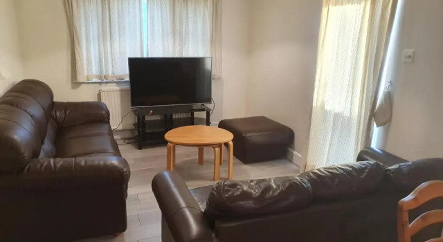 Коттедж Elegant house 10 minutes walk to wembley stadium