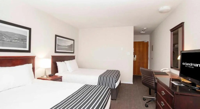 Четырёхместный номер Standard Sandman Hotel Penticton