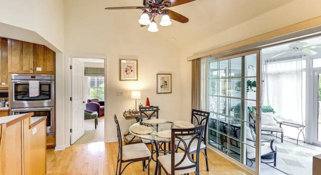 5 Mi to Beach: Lewes Home w/ Deck & Pond View, 예약 휴가용 주택 루이스 