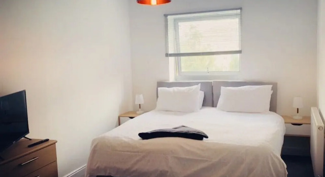 Zebra Serviced Apartments@Cove with FREE Netflix, Parking and Wi-Fi, Забронировать Апартаменты/квартира Фарнборо Суррей