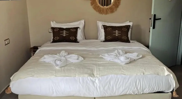 Кровать в общем номере harmony surf lodge