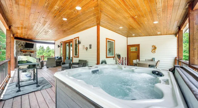 Коттедж Luxe Broken Bow Home w/ Hot Tub & Fire Pit!
