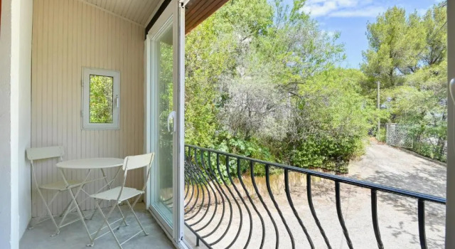Апартаменты Nice apartment in a quiet villa in Ventabren