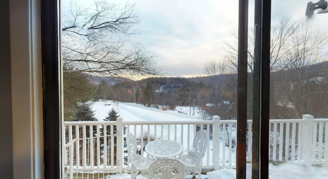 Silver Spring Chalet Brought to you by GetAway Vacations, Book Chalet Sommerhuse i Vermont, Hytte