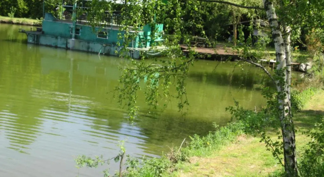 le bateau sur lac privé de 2 hectares poissonneux au milieu des bois, Rezervasyon Otel Florennes Namur