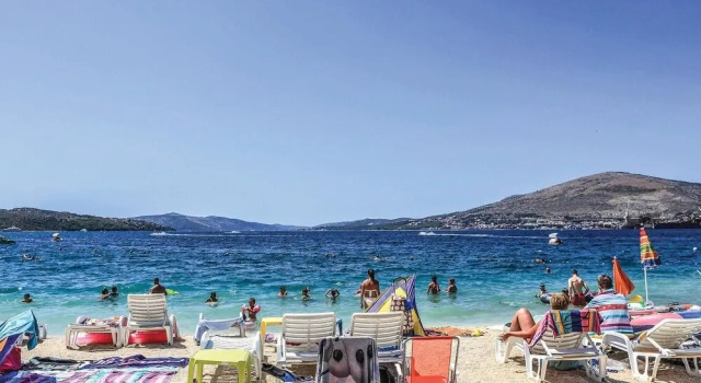 Stunning Home in Okrug Gornji With Outdoor Swimming Pool, Wifi and 5 Bedrooms, Buchen Sie Ferienhaus Hotels in Gespanschaft Split-Dalmatien mit Pool, Schwimmbad