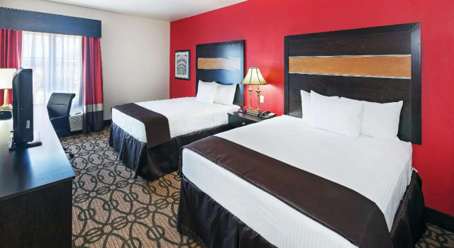 Четырёхместный номер Standard с красивым видом из окна La Quinta Inn & Suites by Wyndham Pearsall