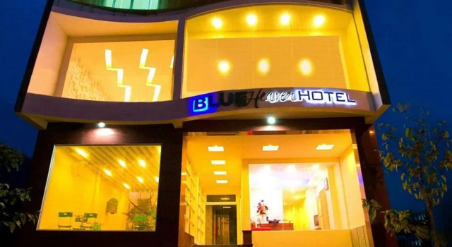 Кровать в общем номере Blue Heaven Hotel