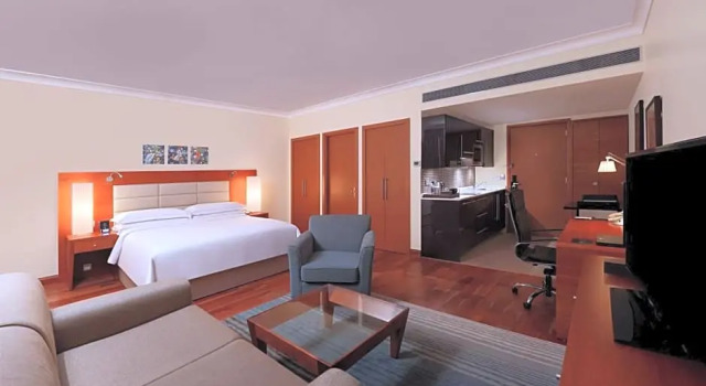Двухместный номер Deluxe с видом на бассейн Hilton Bangalore Embassy GolfLinks
