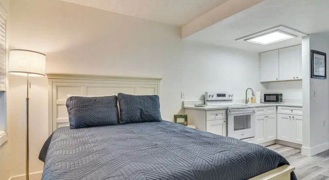 Апартаменты Bright Gulf Coast Escape - 8 Mi to Johns Pass!