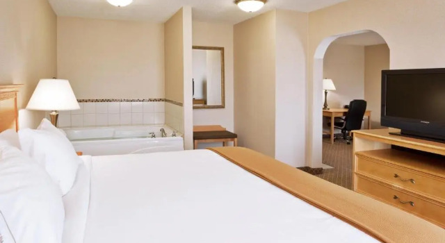 Двухместный люкс c 1 комнатой Holiday Inn Express Hotel & Suites Chesterfield - Selfridge Area by IHG