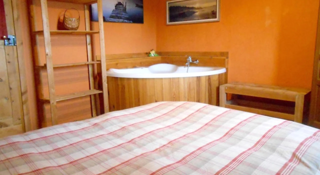 House With 3 Bedrooms in Ayguatebia Talau, With Wonderful Mountain Vie, Book Feriehus Hoteller i Ayguatebia-Talau med parkering, Parkering