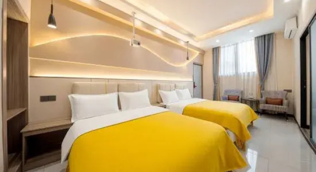 Семейный люкс Oktober Downtown Boutique Hotel