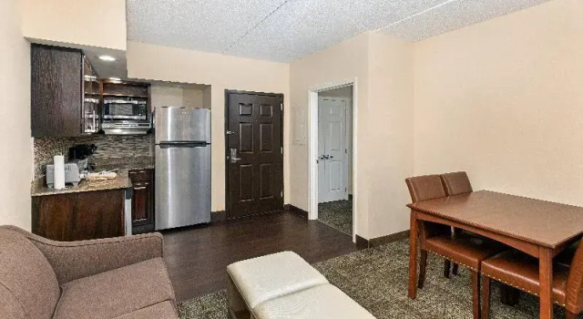 Четырёхместный номер Standard Staybridge Suites-Knoxville Oak Ridge by IHG
