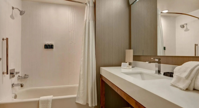 Четырёхместный номер Standard Courtyard by Marriott Bentonville Rogers Promenade