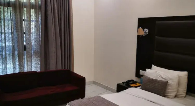 Люкс Luxury Hotel PK Residency Sector 18 Noida