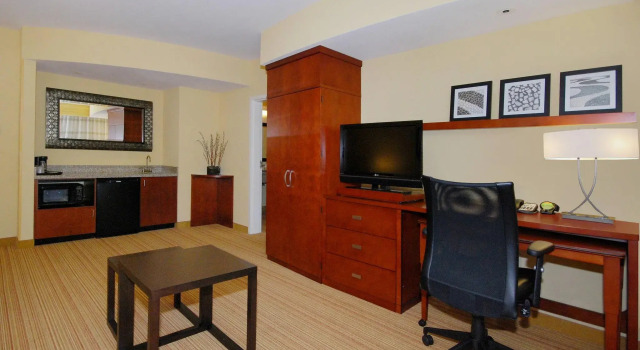 Двухместный люкс с 2 комнатами с балконом Courtyard by Marriott Vicksburg