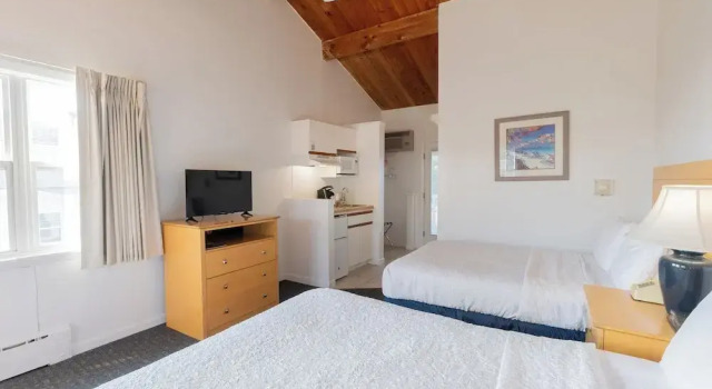 Четырёхместный номер Deluxe с балконом и с видом на океан The Gull Oceanside Inn & Motel
