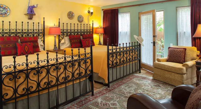 Four Kachinas Bed & Breakfast Inn, Забронировать Отель «постель и завтрак» Отели Санта-Фе с парковкой, рядом с Музей насекомых Harrell House of Natural Oddities and Bug Museum, Парковка