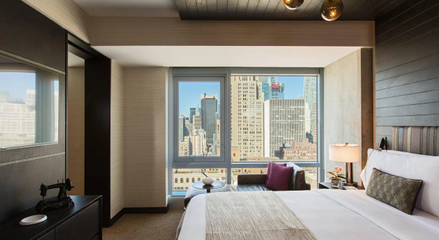 Двухместный люкс Larger c 1 комнатой с балконом и с видом на горизонт Renaissance New York Midtown Hotel