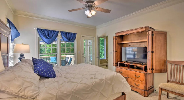 Big Canoe Retreat w/ Deck & Golf Course Views, Book Feriehus Sommerhuse i Big Canoe, Hytte