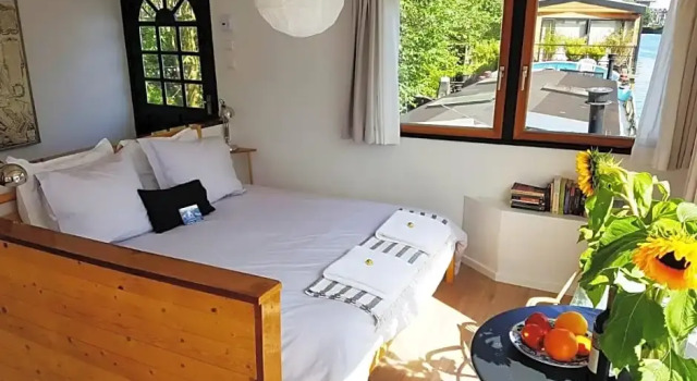 Houseboat Concordia B&B, Забронировать Отель «постель и завтрак» Ост Амстердам