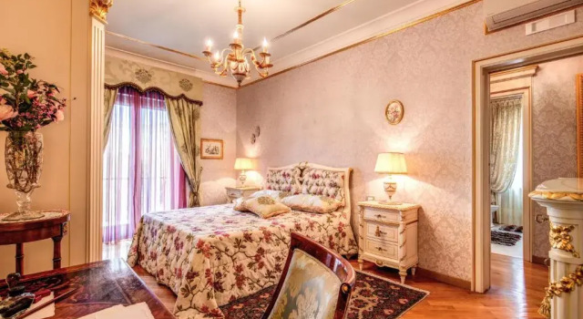 Domus Vittoria - The Luxury Quintessence, Забронировать Апартаменты/квартира Отели Сорренто с парковкой, рядом с St.Francis Church and Convent, Парковка