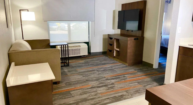 Люкс с балконом Hampton Inn & Suites Phoenix-Goodyear