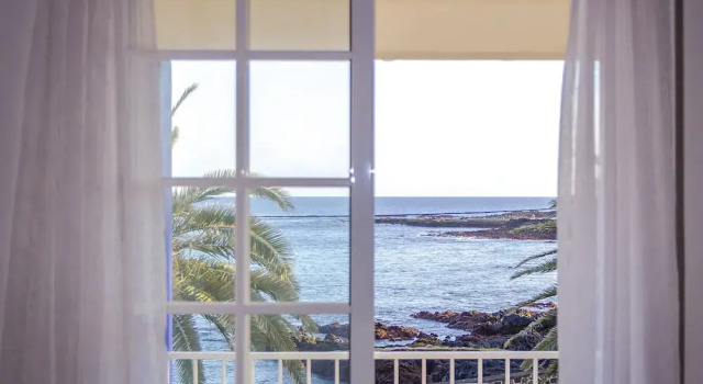 Семейные апартаменты с 2 комнатами с балконом и рядом с пляжем Porto Martins Bay Apartments