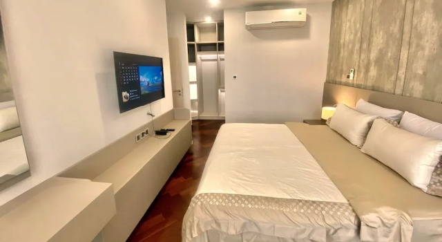 Семейные апартаменты с балконом The Peak Serviced Apartment