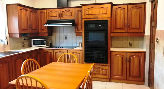 Семейный коттедж с балконом Adelaides holiday home