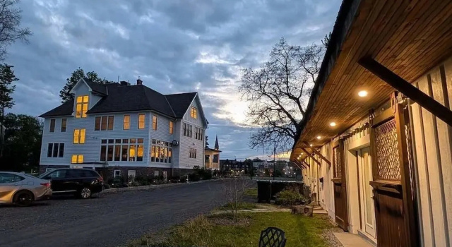 Апартаменты с видом на сад Historic Horse Barn Apartment in Goshen