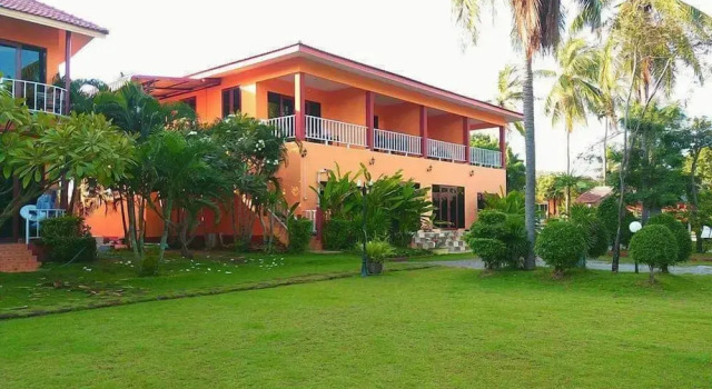 Кровать в общем номере Pranmanee Beach Resort