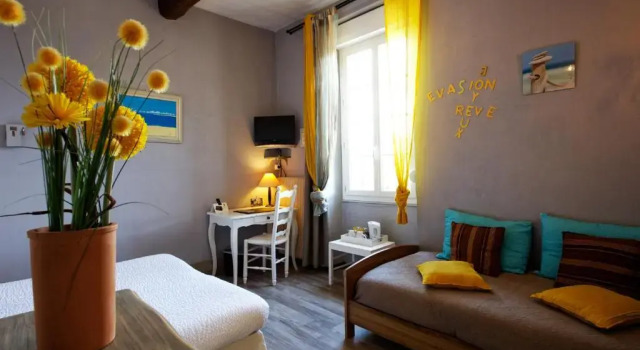 Standart üç kişilik oda Logis Auberge De Tavel