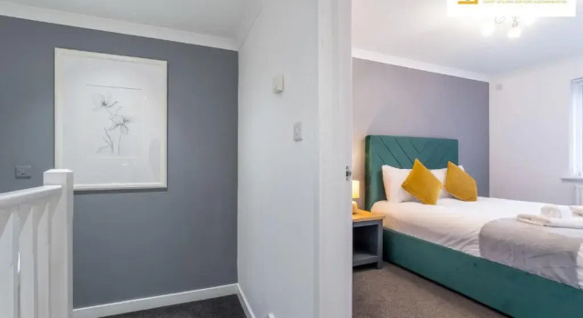 LARGE 4bed with BT Sports inc FREE parking by Klarok Accommodation Ltd, Забронировать Отель Бизнес-отели Англии, 4* 5*