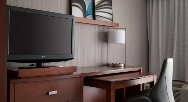 Четырёхместный номер Deluxe с балконом и с видом на бассейн Sonesta Select Los Angeles LAX El Segundo