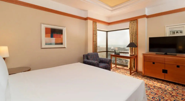 Двухместный номер Premium с видом на бассейн Holiday Inn Kuwait by IHG