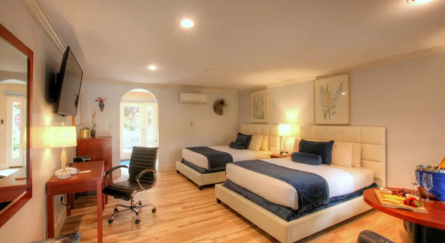 Четырёхместный номер Deluxe с балконом Pleasant Bay Village Resort