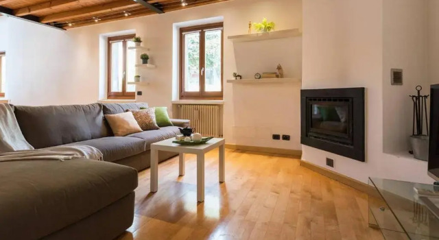 JOIVY Scenic 2BR Apt w/ Balcony & Parking, Book Feriehus Villaer i Cernobbio, Villa