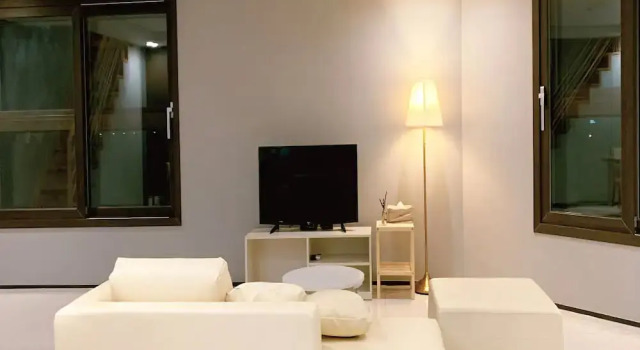 Living in Jeju, Забронировать Отель Отели Согвипхо с парковкой, Парковка