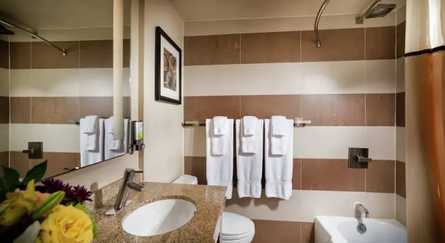 Четырёхместный номер Standard с балконом Staypineapple, Hotel Rose, Downtown Portland