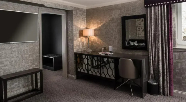 Семейный люкс Carlton Hotel