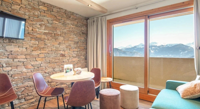 Smart Alpine Stay for Three in Doucy
