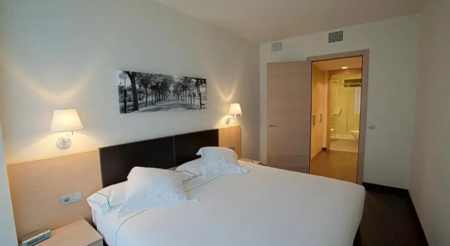 Triple room Hotel Jardines de Uleta Suites