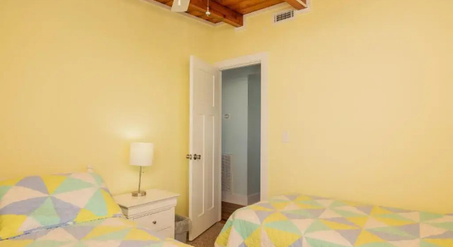 Chillax Inn by Oak Island Accommodations, Забронировать Отель Остров Оук Северная Каролина, рядом с Пирс Ocean Crest
