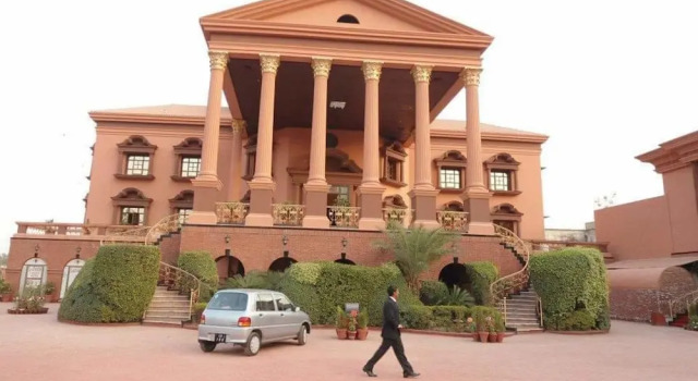 Garvaish Luxury Hotel, Rezerwuj Hotel Hotele w Punjab Region z parkingiem, Parking