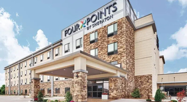 Кровать в общем номере Four Points by Sheraton Oklahoma City Airport