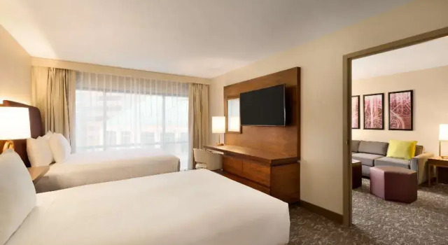 Hilton Phoenix Suites, Забронировать Отель Отели Финикс 3 звезды, рядом с Больница и медицинский центр Святого Иосифа, 3*